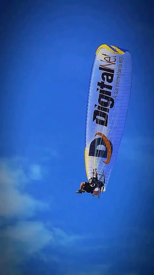 Aqui na Digital Net, levamos a conexão tão a sério que até nossa marca voa alto! 🚀💙🛜 Nosso paramotor é um símbolo do quanto estamos comprometidos com levar tecnologia, inovação e conectividade cada vez mais longe. E você, tá pronto para voar com a gente? #grupodigitalnet @tamyskyracer